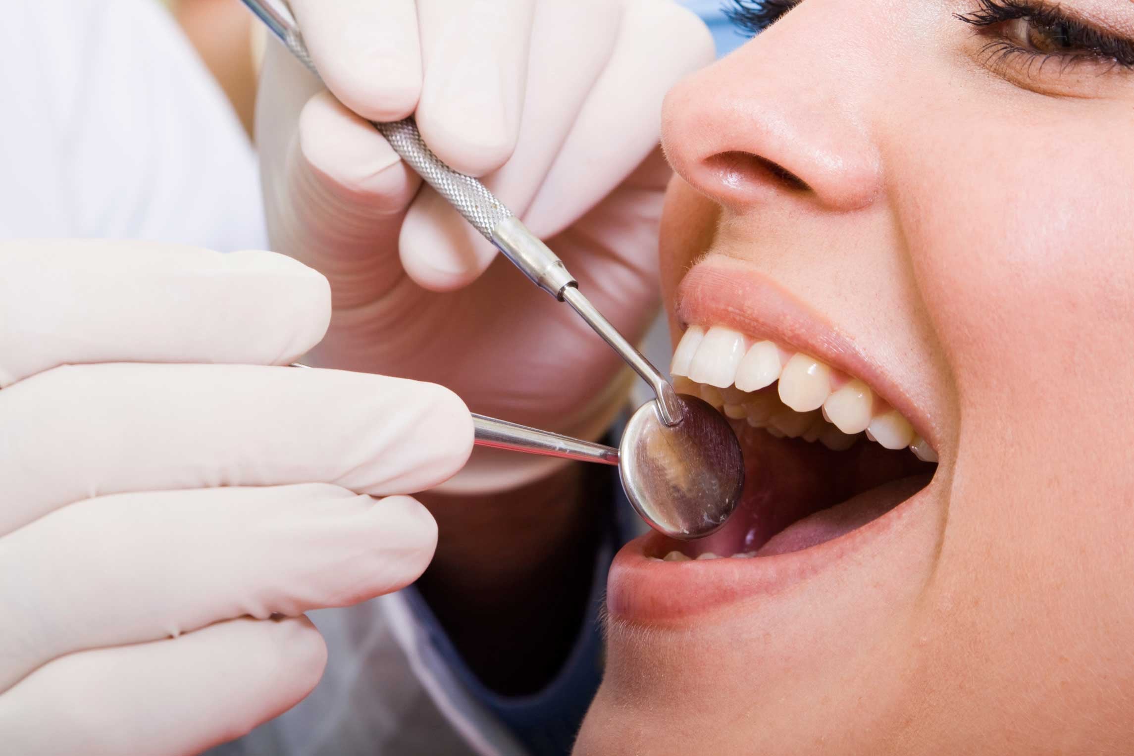 ¿Cómo cuidar las prótesis dentales removibles?